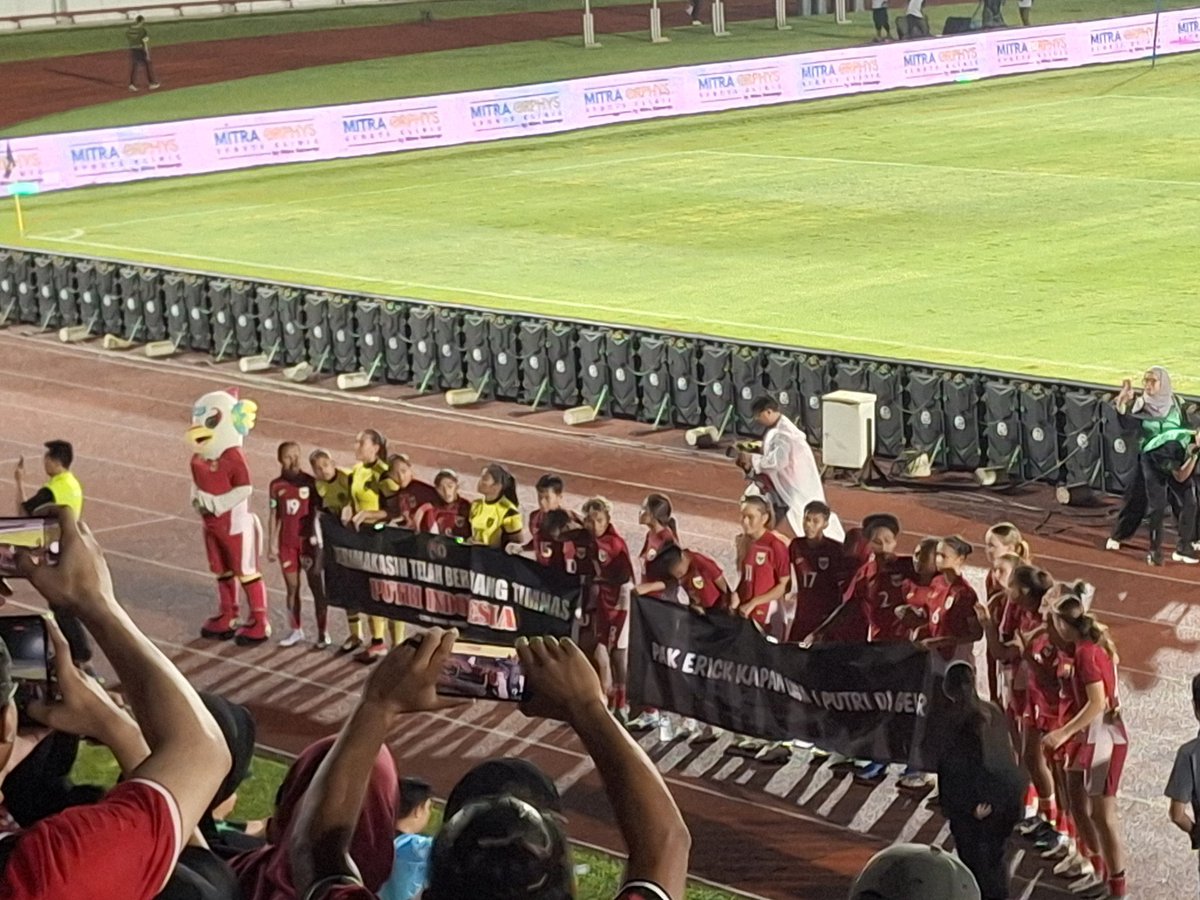 “Pak Erick Kapan Liga 1 Putri Digelar?”

Pesan tegas dan jelas ditunjukkan oleh Timnas Putri Indonesia setelah pertandingan vs Chinese Taipei.

Kita bantu up sampai dijawab pak  <a href="/erickthohir/">Erick Thohir</a> kali ya 👀

📸 <a href="/womensfootie_id/">Women's Footie ID</a>