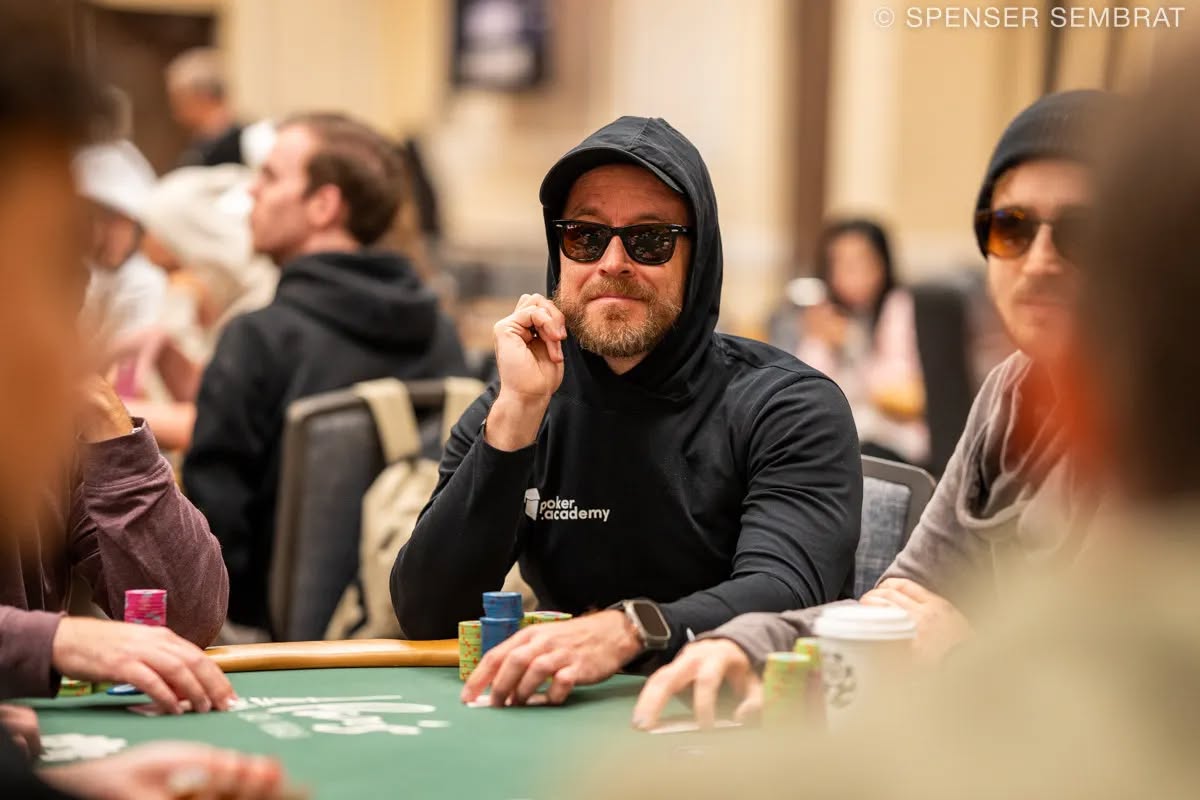 Nie chcę zapeszać, ale dziś możemy mieć piękny dzień w Las Vegas na WSOP! Paweł Brzeski, czyli doskonale znany wszystkim <a href="/sosickPL/">Paweł sosickpl</a>, jest chipleaderem w turnieju 2.500$ Freezeout No-Limit Hold'em! I to chipleaderem ze sporą przewagą nad resztą stawki! 🔥

W grze pozostało już