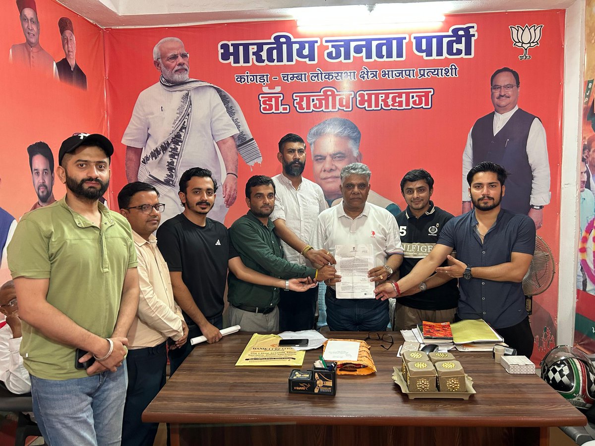 DrRajeevBJP's tweet image. आज जसूर कार्यालय में गैरी केयर्स फॉउंडेशन के साथियों ने आकर मुलाकात की।
इस मुलाकात में क्षेत्र के एक व्यक्ति जोकि ब्लड कैंसर से लड़ाई लड़ रहे हैं,उनके इलाज हेतु फॉउंडेशन ने मेरे माध्यम से पीएम केयर्स फंड से सहायता हेतु आवेदन किया था।
यह 03 लाख रूपए की सहायता राशि मरीज तक पहुंच…