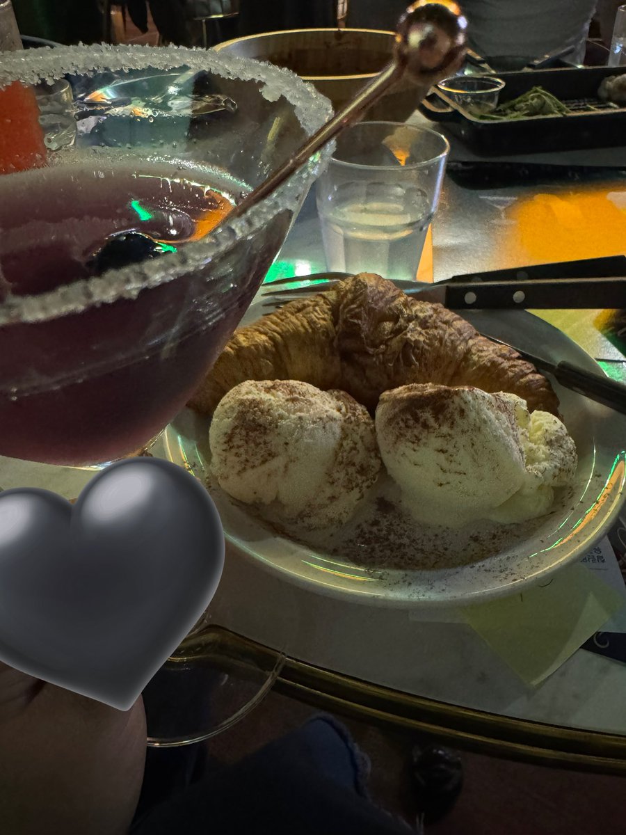 VIXCHUCHU's tweet image. 작전 수행할 생각에 설레서 더운 줄도 모르고 달려왔더요
과몰입 705%해서 엔딩 보고 눈물 찔끔 훔쳤습니당😭
별빛선생님들이랑 다 같이 메리골드 본 것도 넘 좋았어요!
느좋 이벤트 기깔나게 찵여주셔서 너무 감사합니다🖤
#CODENAME_705
#HBP_가면무도회_작전개시
#한상혁 #혁 #HYUK
@HSangHyuk