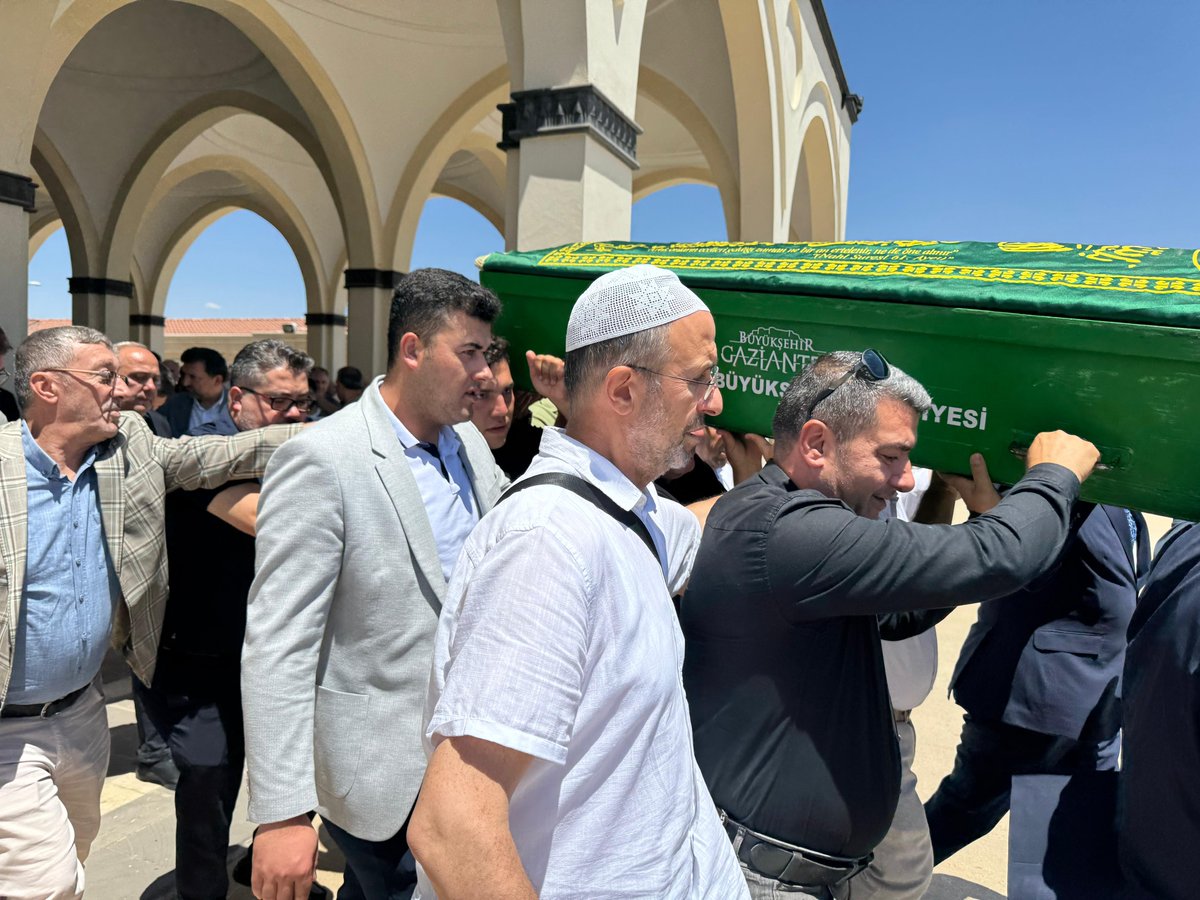 Yürütme ve Yönetim Kurulu Üyelerimiz ile birlikte,

Ana Kademe Yönetim Kurulu Üyemiz Nuri ASLAN’ın kıymetli annesinin vefatından dolayı cenaze törenine katılım sağladık.

Mekanı Cennet, Makamı Âlî Olsun İnşallah.