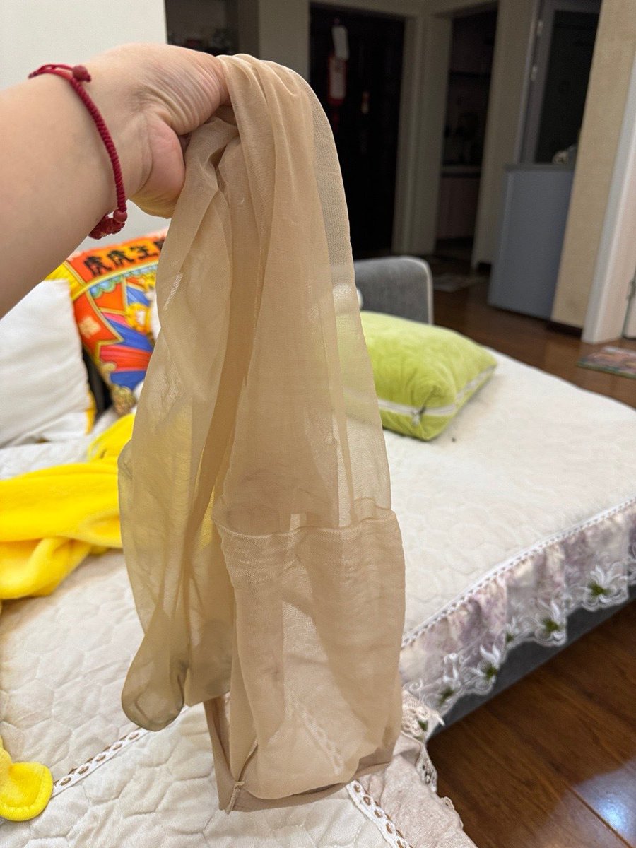 好久没发福利了，这双丝袜可以送，但是有点破希望不要介意~
