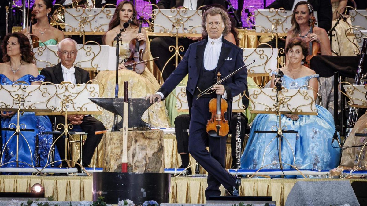 André Rieu betovert Vrijthof met Emma Kok (17) en verrast met Macarena telegraaf.nl/entertainment/…