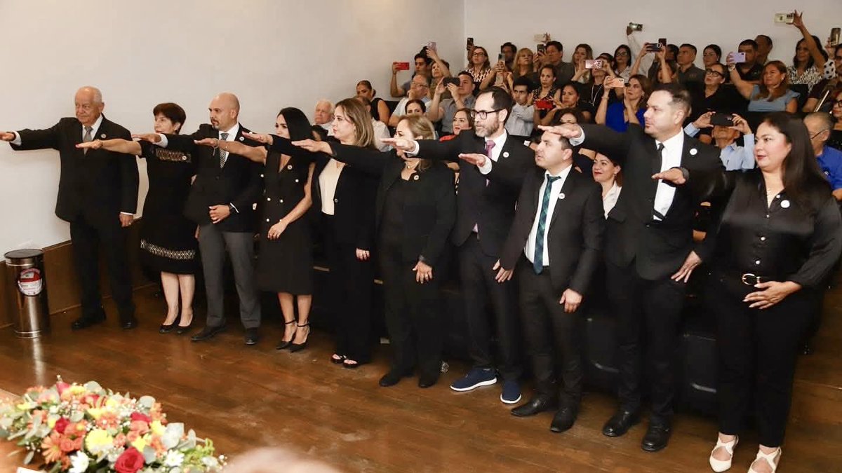 📜 Notaria Elizabeth González Madrid (Notaría 106 en Hermosillo) participa en toma de protesta de mesa directiva del Consejo de Asociaciones Inmobiliarias del estado de Sonora (CAIS).
👁️ VER 👉 facebook.com/ColegioNotario… 👈
📜 #NotariosSonora #NotariosdeSonora #FONAL #CAIS