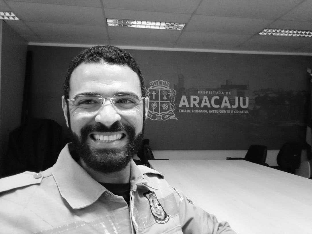 emiliacorrea_'s tweet image. Muito triste com a partida do agente de trânsito Samuel Maurício dos Santos, ex-presidente do sindicato da categoria. Jovem inteligente, servidor dedicado e valente na luta pela vida. Meus sentimentos à família, amigos e colegas. Que Deus o receba com amor e misericórdia. 🖤