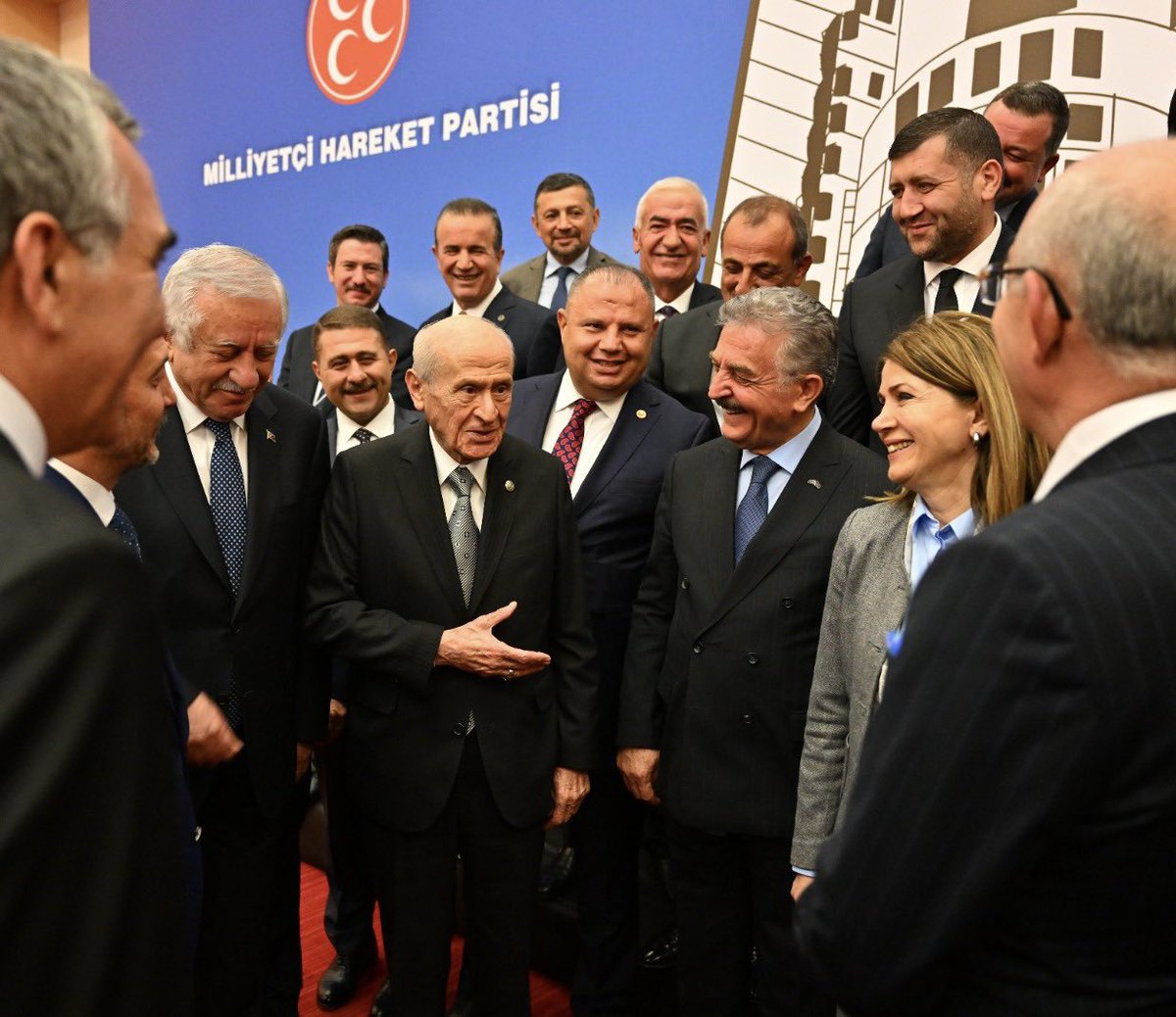 Devlet Bahçeli demek;
Türkiye sevdalısı bir yürek,
Vatanın bekası uğruna yılmadan verilen bir mücadele,
Milliyetçi-Ülkücü harekete adanmış bir ömürdür.

Devlet Bahçeli demek;
Mazi ile atiyi aynı çizgide buluşturan,
Yarınlara yön veren bir akıl ve inançtır.

Devlet Bahçeli demek;