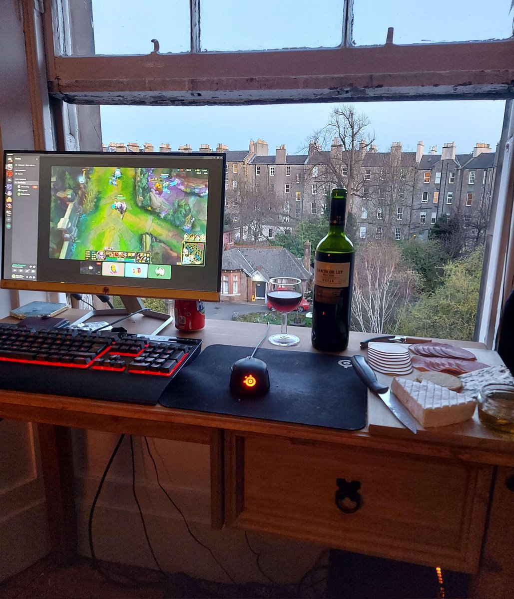VinceLoL_'s tweet image. this is how i imagine everyone under emerald playing League