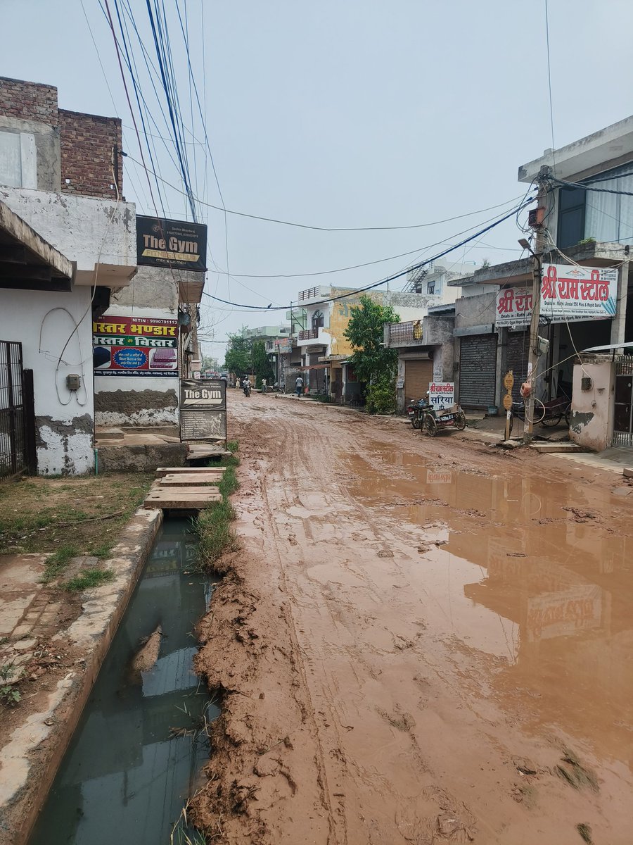 Jagmeetya's tweet photo. The main surakhpur road which comes under najafgarh constituency @NeelamS_BJP 
@KharkhariAmit 
@nitin_gadkari 
@narendramodi @PMOIndia 
@cpgrams 
#YeThikKarkeDikhao https://t.co/x7afL8pvbm