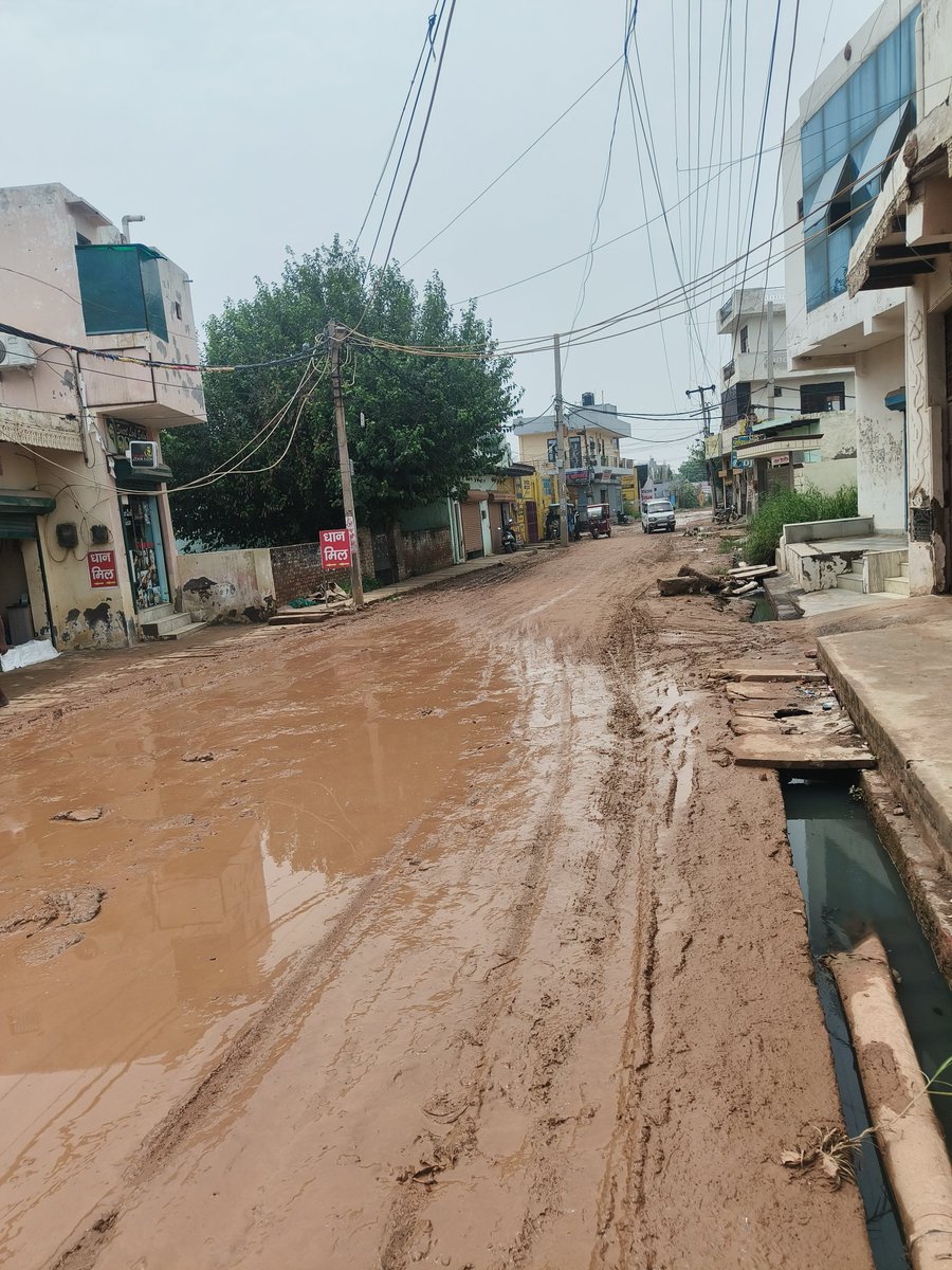 Jagmeetya's tweet photo. The main surakhpur road which comes under najafgarh constituency @NeelamS_BJP 
@KharkhariAmit 
@nitin_gadkari 
@narendramodi @PMOIndia 
@cpgrams 
#YeThikKarkeDikhao https://t.co/x7afL8pvbm
