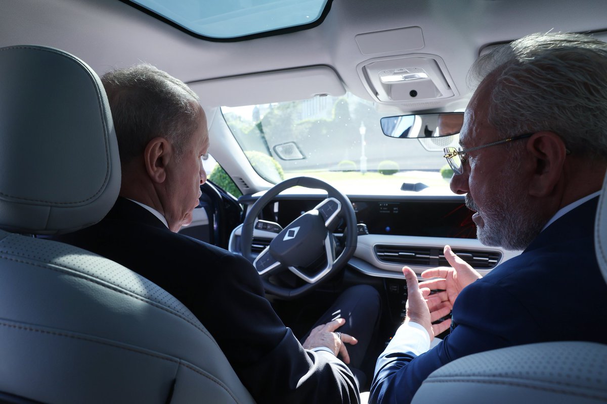 TOGG_Team's tweet photo. Cumhurbaşkanı Erdoğan, İstanbul'da Togg'un yeni modeli T10F'nin deneme sürüşünü gerçekleştirdi.
Bir Gün Değil Her gün Togg.
#dahafazlası #Togg #T10X de.
#togg2022 #toggsahipleri #toggether
#toggteam #yerliotomobil #yerlivemilli
#yerliüretim #yeniligdebendevarım
#yeniliğeyolculuk #türk
