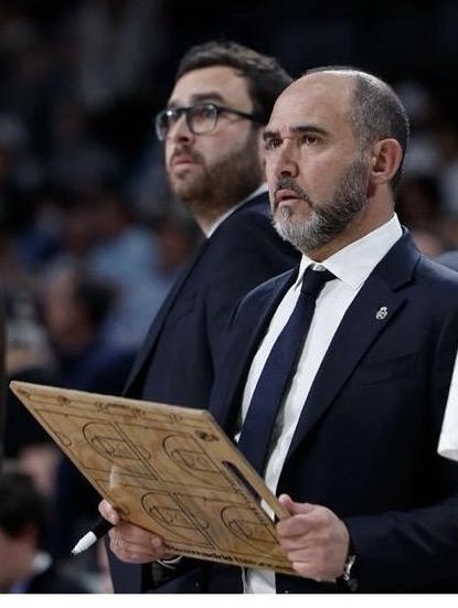 GuilleFrutosM's tweet photo. Gracias, Chus, por esa llamada valiente hace tres años que inició una etapa maravillosa. Qué bueno es cerrarla con la sensación del trabajo bien hecho, de no haber desfallecido nunca. Gracias, Chus, por ser un referente sin intentarlo, https://t.co/9bDgCs9MB0