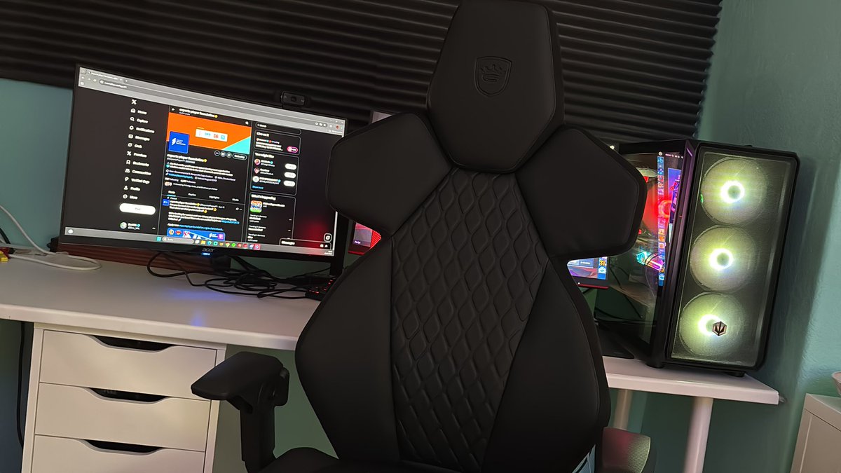 Ben__VAL's tweet image. Thanks to @EsportsPlayerF1 x @noblechairs I now have an insane chair.
Since my birth I had to face back problems and this chair just insanenly Balances those problems.
Definetly the best chair I have ever had! go and get a noblechair yourself!!