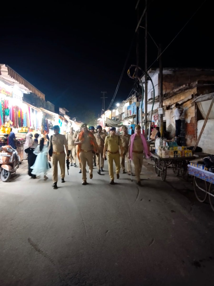 DCP CITY AGRA (@dcpcityagra) on Twitter photo .<a href="/DCPCityAgra/">DCP CITY AGRA</a> के निर्देशन में #एसीपी_कोतवाली द्वारा मोहर्रम पर्व को शांतिपूर्वक संपन्न कराने व ताजिया रखे जाने वाले स्थान पर शांति व्यवस्था बनाए रखने के दृष्टिगत पुलिस बल के साथ #थाना_कोतवाली क्षेत्र में फ्लैग मार्च करते हुए संदिग्ध व्यक्ति/वाहनों को चेक किया गया। .<a href="/DCPCityAgra/">DCP CITY AGRA</a> के निर्देशन में #एसीपी_कोतवाली द्वारा मोहर्रम पर्व को शांतिपूर्वक संपन्न कराने व ताजिया रखे जाने वाले स्थान पर शांति व्यवस्था बनाए रखने के दृष्टिगत पुलिस बल के साथ #थाना_कोतवाली क्षेत्र में फ्लैग मार्च करते हुए संदिग्ध व्यक्ति/वाहनों को चेक किया गया।
