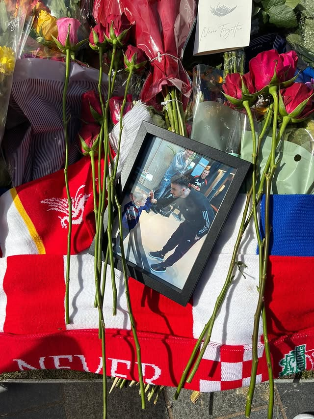 WeAreLivpool's tweet photo. A homenagem ao Jota deixada pelo Isaac em Anfield 😢 https://t.co/1kPL5opI4p
