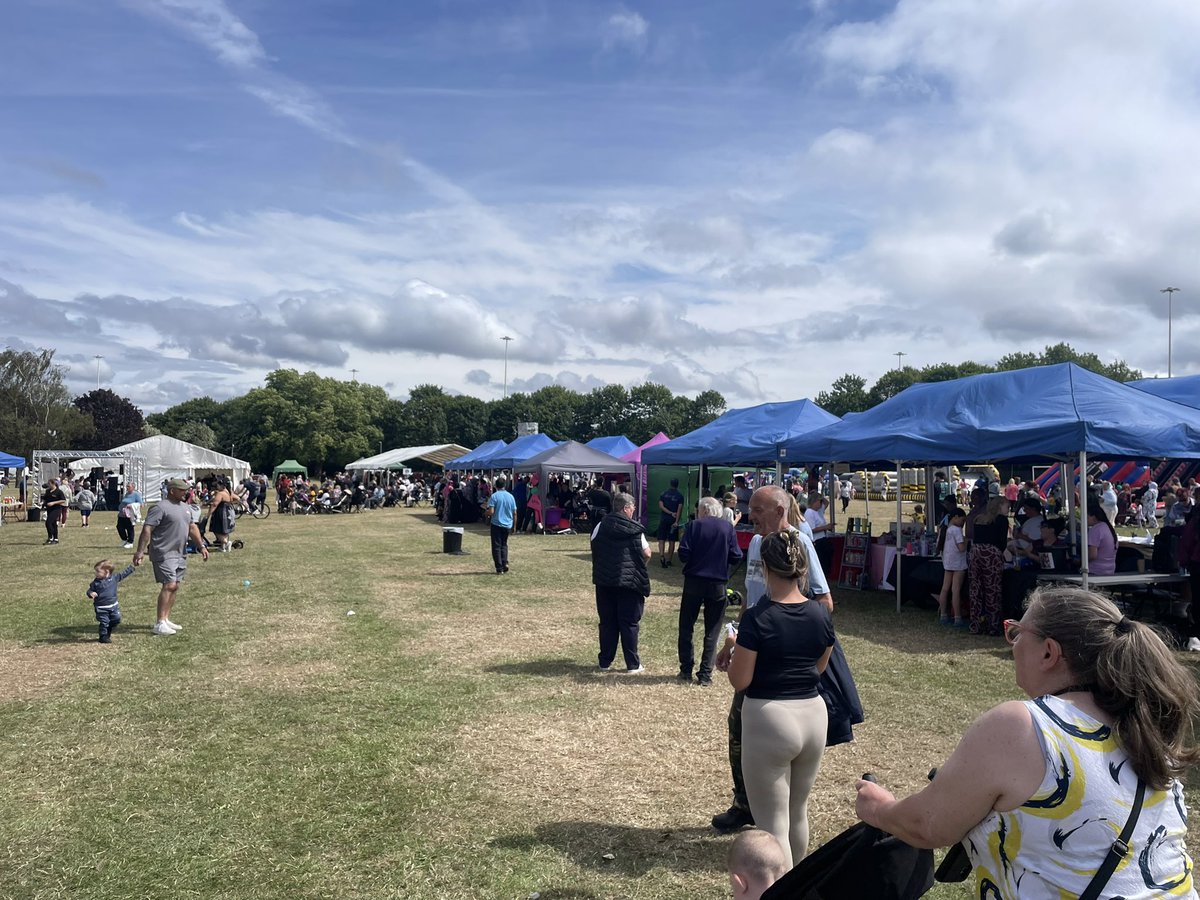 hilarybennmp's tweet image. I really enjoyed the Belle Isle and Holbeck Galas today. Sunshine, big crowds, lots of stalls, music and great community spirit. Thanks to everyone whose hard work made them both possible. And good to see @paulwrayuk @andrew_scopes @AnnieBHLabour @Shafalileeds