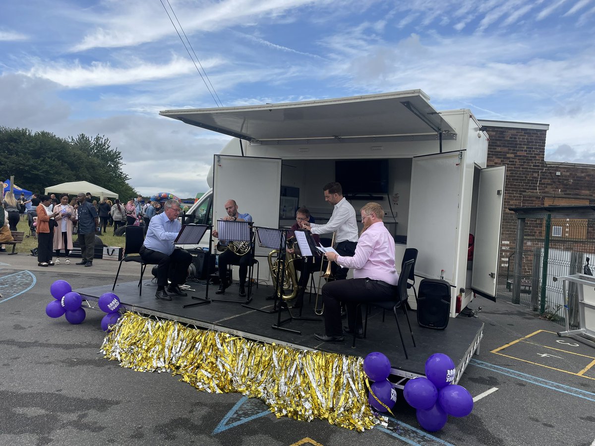 hilarybennmp's tweet image. I really enjoyed the Belle Isle and Holbeck Galas today. Sunshine, big crowds, lots of stalls, music and great community spirit. Thanks to everyone whose hard work made them both possible. And good to see @paulwrayuk @andrew_scopes @AnnieBHLabour @Shafalileeds