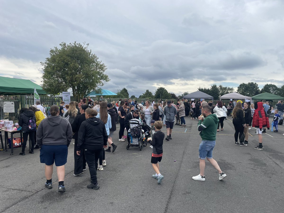 hilarybennmp's tweet image. I really enjoyed the Belle Isle and Holbeck Galas today. Sunshine, big crowds, lots of stalls, music and great community spirit. Thanks to everyone whose hard work made them both possible. And good to see @paulwrayuk @andrew_scopes @AnnieBHLabour @Shafalileeds