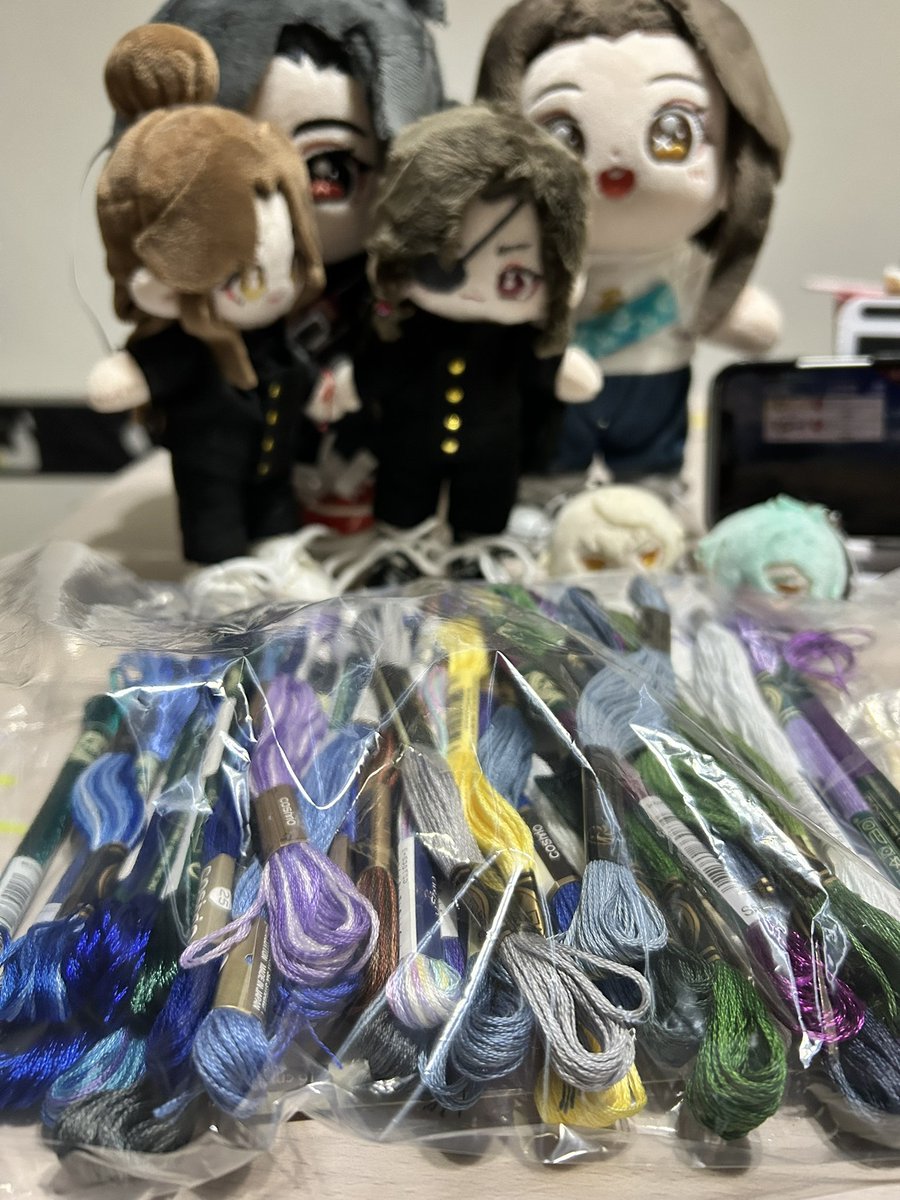 今日、刺繍糸たくさん買ったから
仕事中も ずっと刺繍のこと考えて、ホクホク♡楽しい気分。

で、帰宅して改めて見たんだけど...
絶対 かぶってる色あるよね😂
※写真に写ってない糸も、下の方に埋もれてます