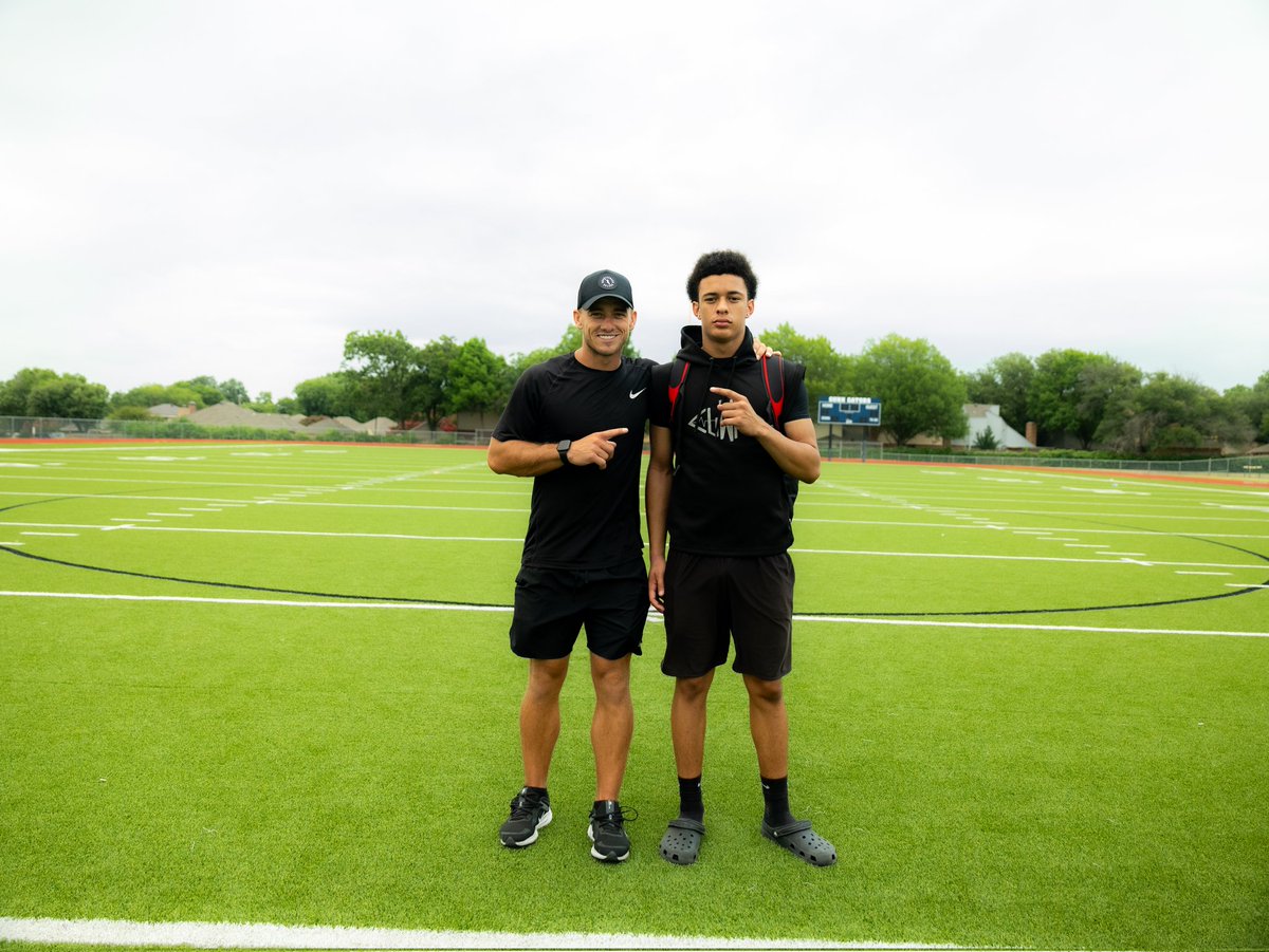 ElijahPinnick's tweet image. Im going to make them feel me‼️
@QB_Doctor @willsnupe 🤝
@CarlosLynn @CoachFishII @CoachHill17 @_CoachGThomas @Coach_McHugh @Coach_RGlover @TrustMyEyesO @LDKep @PrepRedzoneTX @Marchen44 @JButler_210 @znpatterson @CalebSisk_ @s_kwilli32 @Coach_Brophy @TheTop5s_ @TXTopTalent