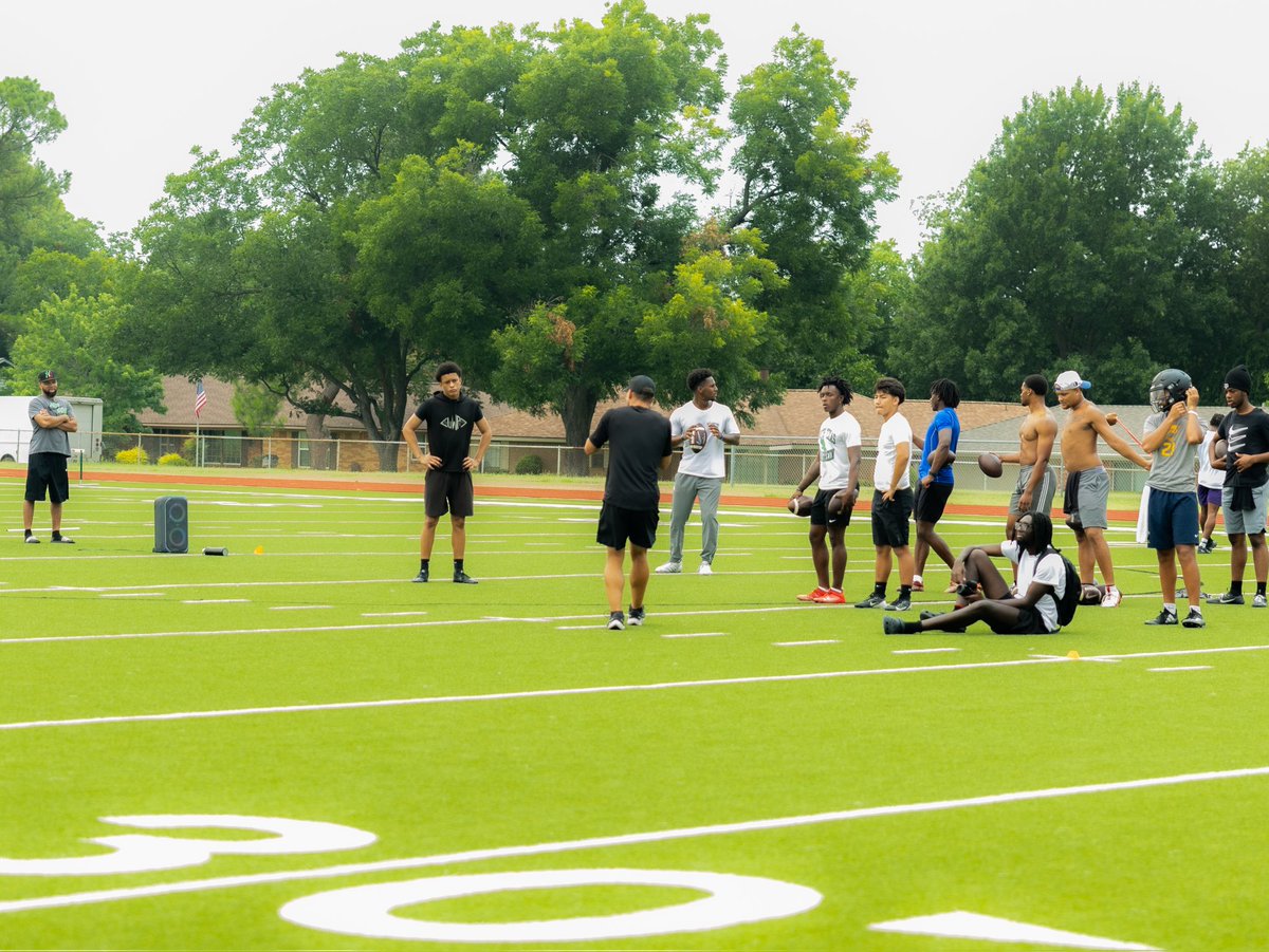 ElijahPinnick's tweet image. Im going to make them feel me‼️
@QB_Doctor @willsnupe 🤝
@CarlosLynn @CoachFishII @CoachHill17 @_CoachGThomas @Coach_McHugh @Coach_RGlover @TrustMyEyesO @LDKep @PrepRedzoneTX @Marchen44 @JButler_210 @znpatterson @CalebSisk_ @s_kwilli32 @Coach_Brophy @TheTop5s_ @TXTopTalent