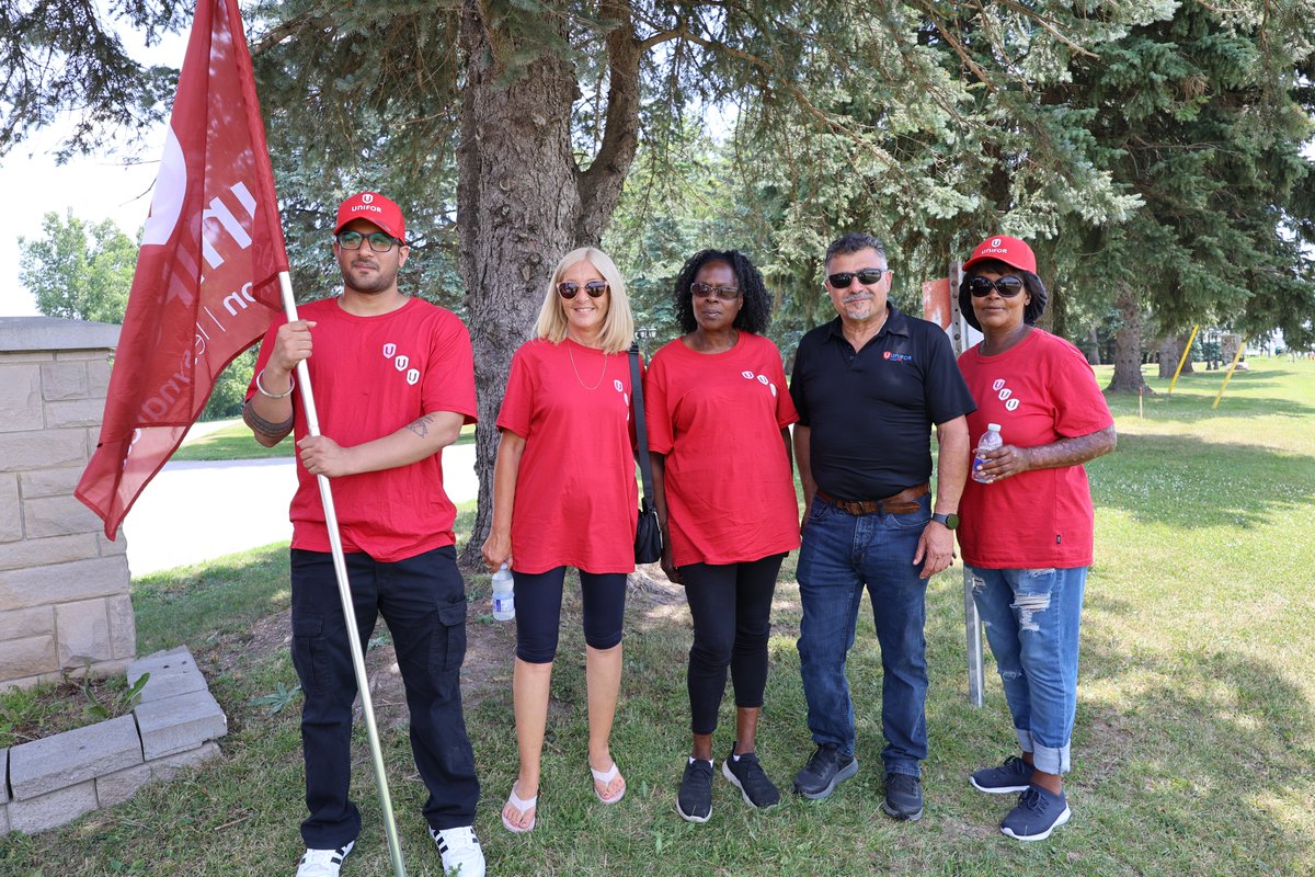 Unifor (@unifortheunion) on Twitter photo Striking hotel workers from <a href="/BWPlusWindsor/">Best Western Plus Waterfront Windsor</a> held an info picket at <a href="/TheElmHurstInn/">Elm Hurst Inn & Spa</a> today, to call out mutual owner Shmuel Farhi for refusing to pay a living wage & to shine a light on their 5-week-long strike. Despite decades of service, many earn just above minimum wage. #canlab Striking hotel workers from <a href="/BWPlusWindsor/">Best Western Plus Waterfront Windsor</a> held an info picket at <a href="/TheElmHurstInn/">Elm Hurst Inn & Spa</a> today, to call out mutual owner Shmuel Farhi for refusing to pay a living wage & to shine a light on their 5-week-long strike. Despite decades of service, many earn just above minimum wage. #canlab