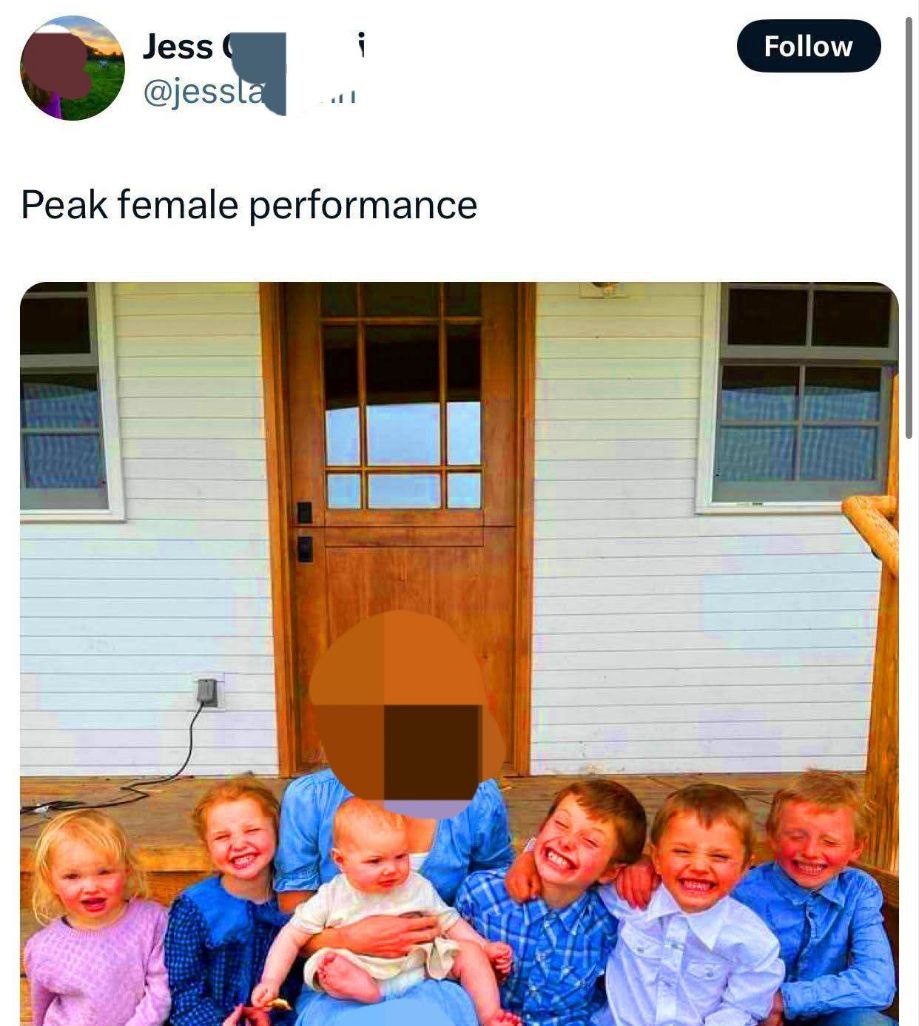 الغربي الرجعي المتخلف...
يرى أن زوجة أنجبت ستة أبناء هي قمة الإنجاز لأنثى!!

متى سيتقدم الغرب ويعرف أن المرأة مكانها كاشير أو باريستا أو عاملة تنظيف أو نادلة في مطعم لتحقق طموحها، وليس زوجة وماكينة تفريخ؟

الناس وصلت عام 2025 شهر 7 وهؤلاء ما زالوا بعام 2023 شهر 9 👎