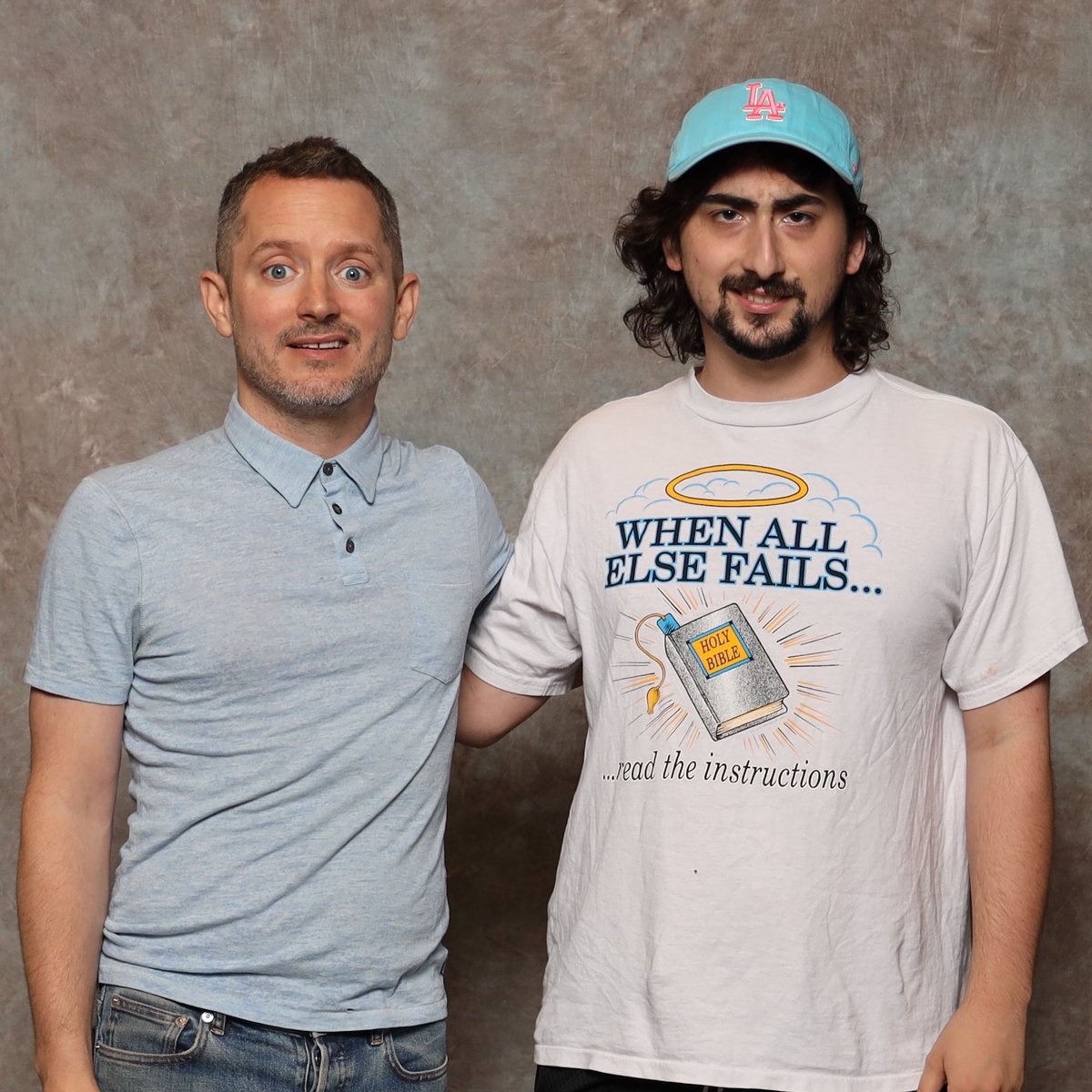 nothinbutlag's tweet image. (serious post)
normally im cool with meeting fans but this guy was so fucking odd. i love taking photos, but please try to be normal when we’re together. incredibly strange & uncomfortable interaction.