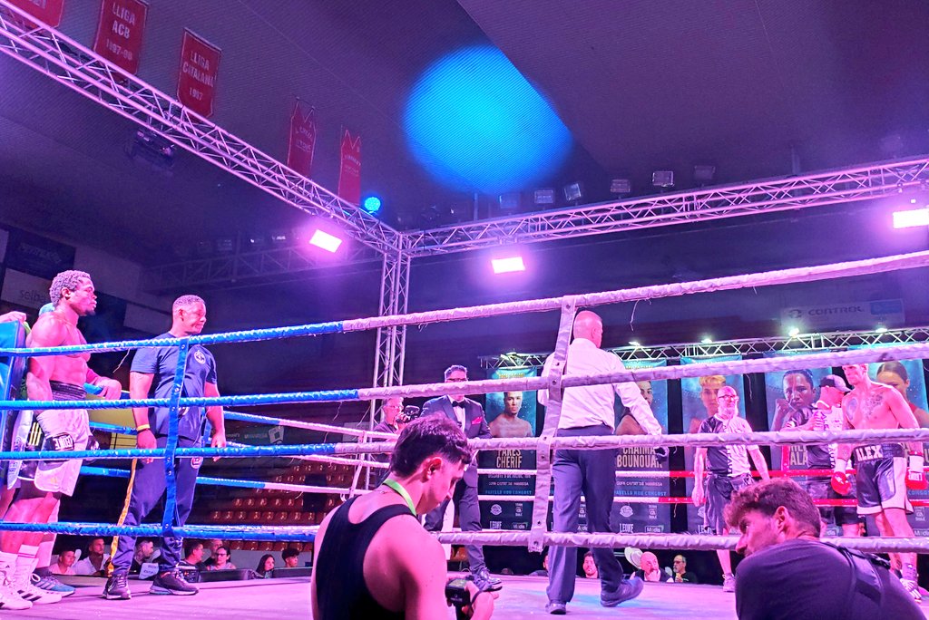 anjovalenti's tweet image. La pista del pavelló del Nou Congost transformat en un ring de #boxa

Un esport olímpic que a #Manresa té molts afeccionats i gimnasos com el GymBox, i que hem gaudit amb el retorn de la nostra boxedora, la Melania Sorroche, que fou dues vegades Campiona d'Europa.