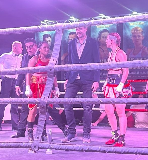 anjovalenti's tweet image. La pista del pavelló del Nou Congost transformat en un ring de #boxa

Un esport olímpic que a #Manresa té molts afeccionats i gimnasos com el GymBox, i que hem gaudit amb el retorn de la nostra boxedora, la Melania Sorroche, que fou dues vegades Campiona d'Europa.