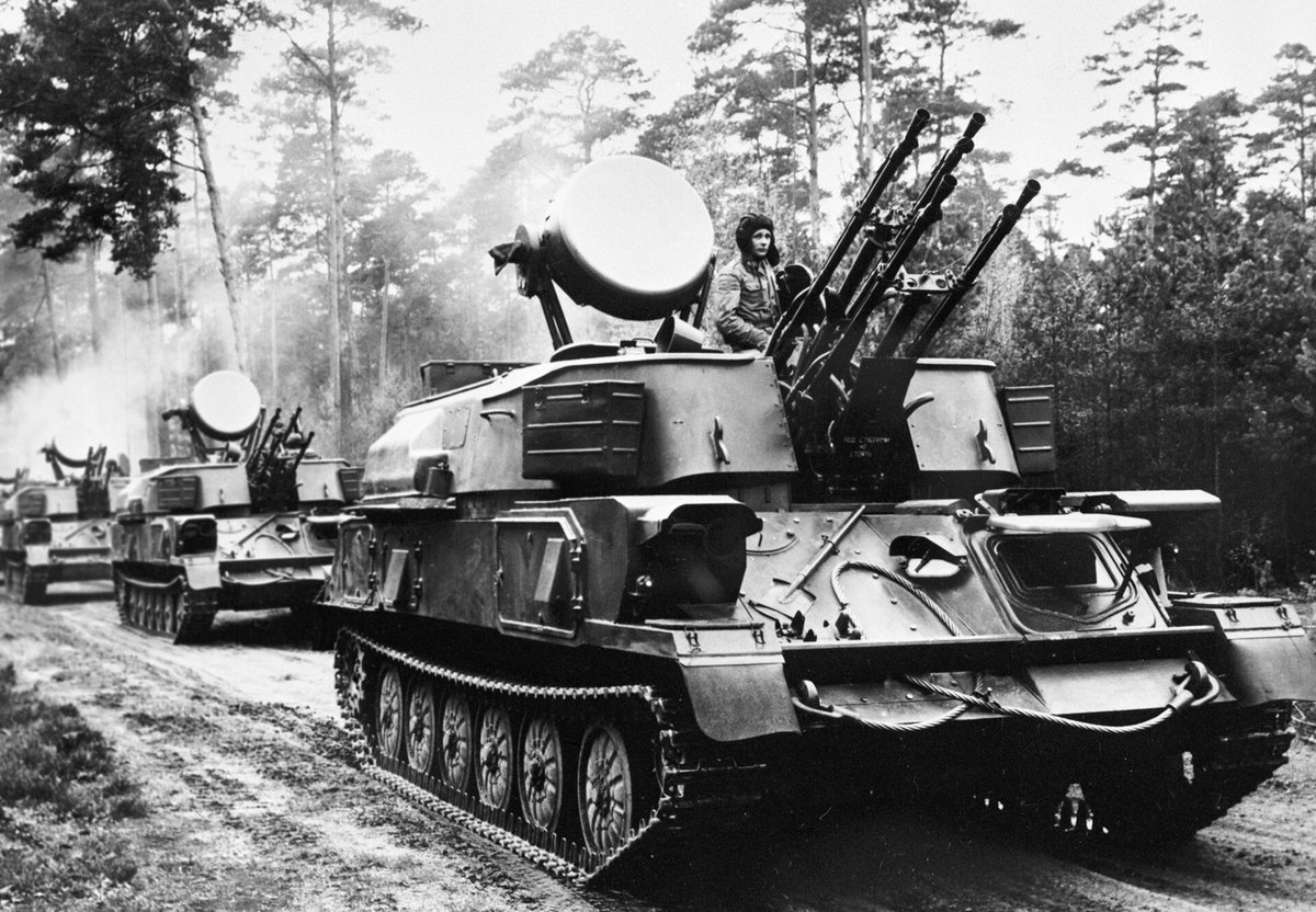 Szukając tego Su-7 w moich archiwach natknąłem się na polskie ZSU-23-4 z początku lat 70tych, świeżo po ich zakupie w 1970 roku, poznałem to po mundurze "deszczyk", no i po tym że to pierwsza wersja seryjna. #LWP #ColdWar