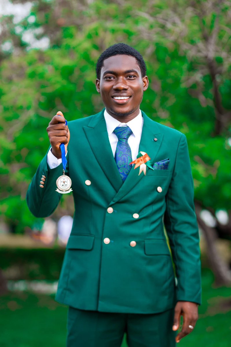 KobbyKanah's tweet image. Degree bagged π
Congratulations to myself π