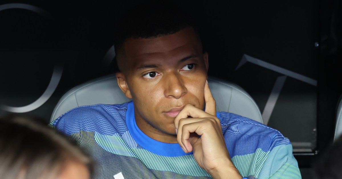 Kylian Mbappe watching Gonzalo Garcia playing with his lunch...