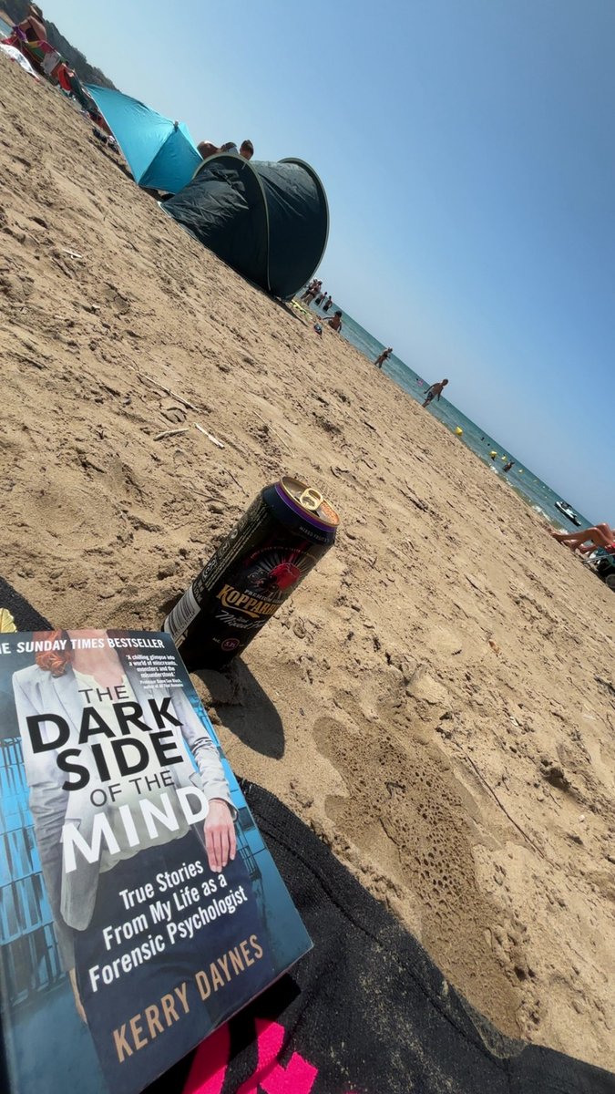 VickyChicky_'s tweet image. Sun, sea, cider &amp;amp; a great read 💖@KerryDaynes