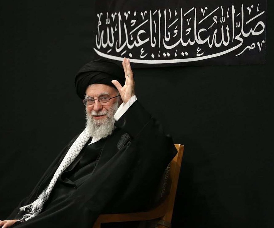 Syed_m_Hashemi's tweet image. چه کسی می گوید خورشید صبح طلوع می کند.
ما خورشیدی داریم که طلوعش به وقت شب است.
#لبیک_یا_خامنه_ای