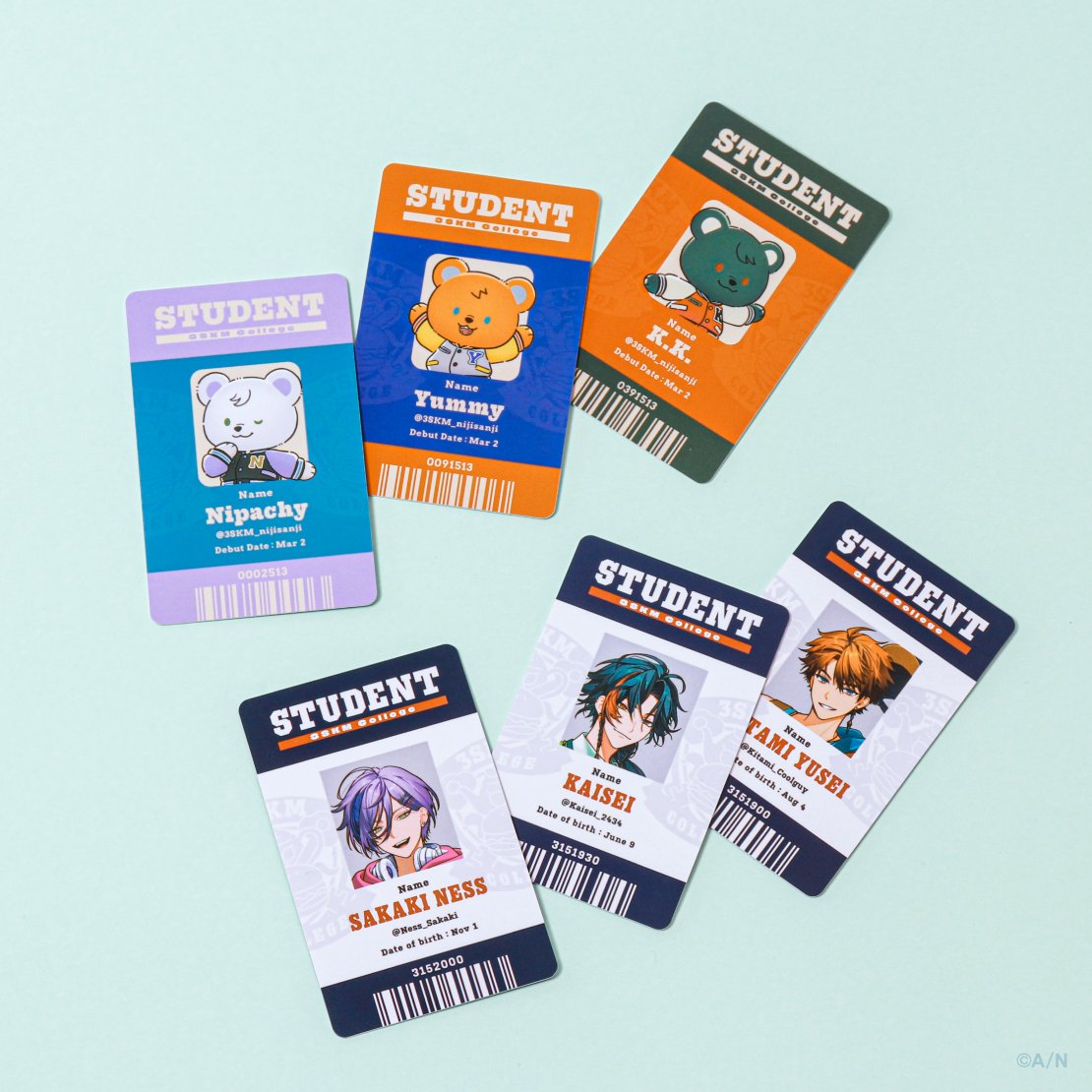 【#3SKM_College グッズ紹介②】

「にじぱぺっときぐるみ」で#3SKM が#3KUMA  に！？👀
３KUMAの「ぬいぐるみマスコット」はお好きな服に着せ替えもできます🐻
さらに特典は学生証をイメージしたデザインになっております！

7/10(木)18:00販売開始！▼
shop.nijisanji.jp/TAG_671

 #にじストア