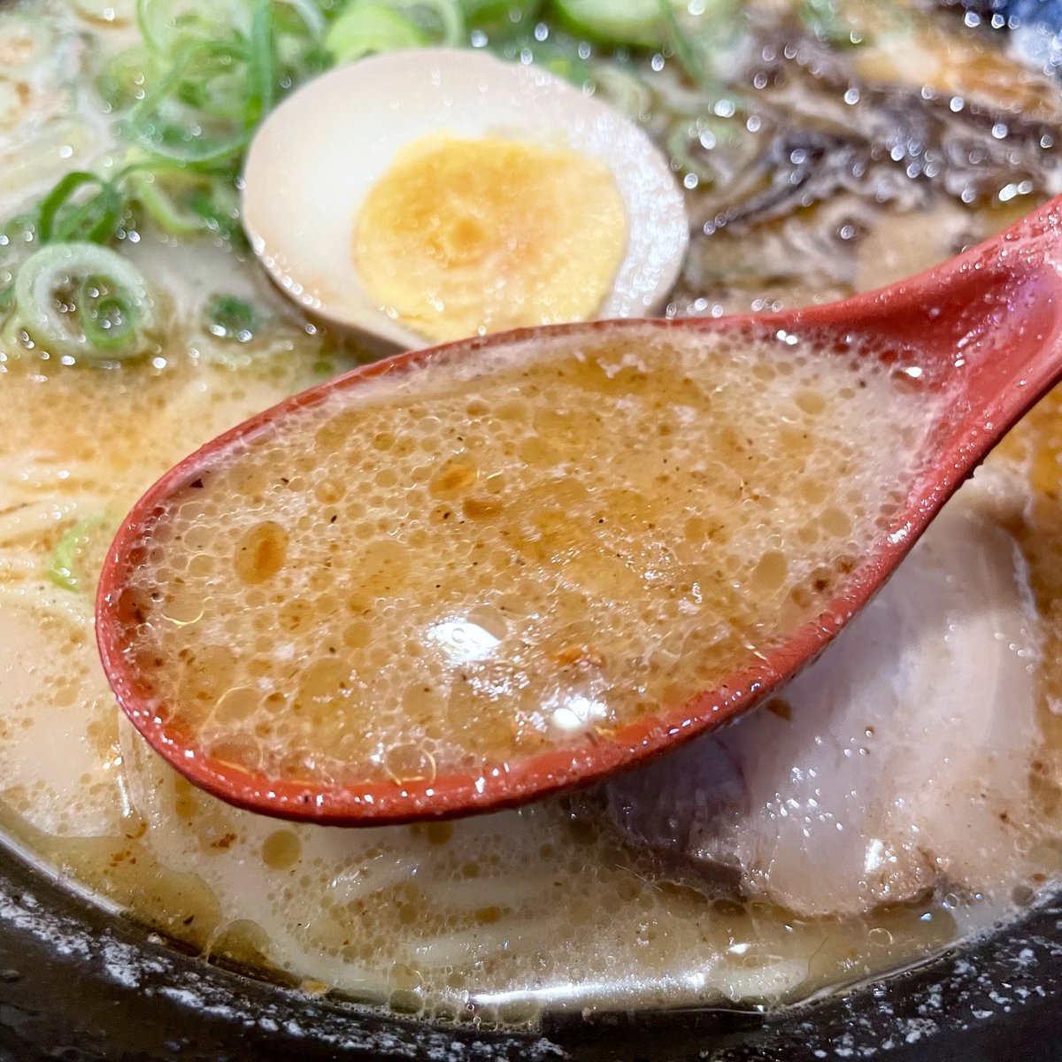 noodlers46's tweet image. 熊本ラーメン 肥後もっこす
ラーメン唐揚(2ヶ)セット

サラサラした豚骨スープは、あっさりしつつも焦がしニンニク香るマー油のパンチが効いて美味い！
コシのあるプリプリした麺もよく合い、どこか懐かしい味わい🫶
激ウマのトロトロチャーシューと好みドストライクな唐揚げでたらふく米を食いてー！
