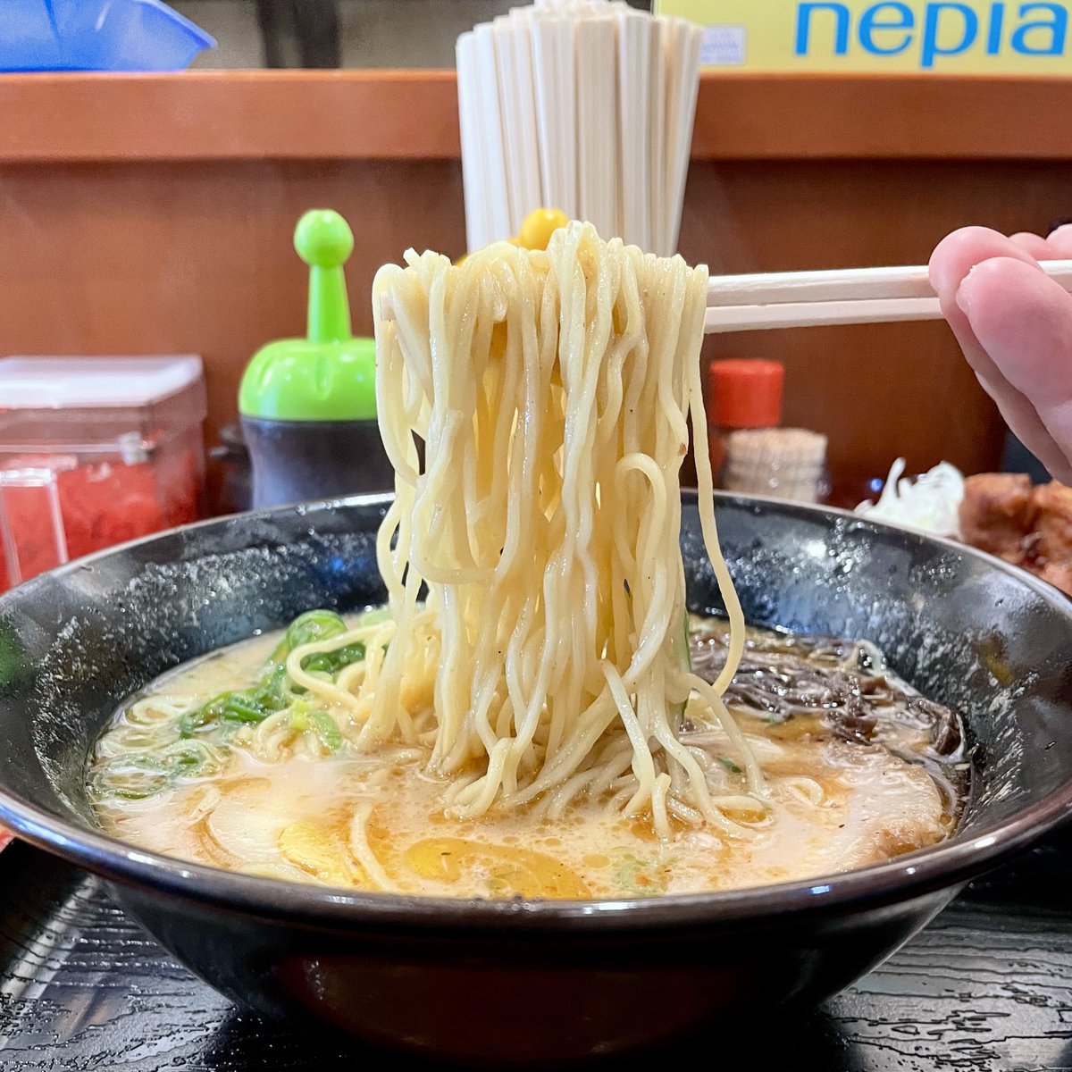 noodlers46's tweet image. 熊本ラーメン 肥後もっこす
ラーメン唐揚(2ヶ)セット

サラサラした豚骨スープは、あっさりしつつも焦がしニンニク香るマー油のパンチが効いて美味い！
コシのあるプリプリした麺もよく合い、どこか懐かしい味わい🫶
激ウマのトロトロチャーシューと好みドストライクな唐揚げでたらふく米を食いてー！