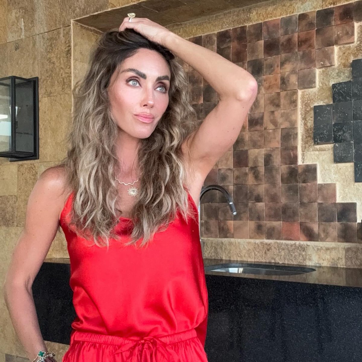 Anahí respondeu comentários sobre seu rosto no Instagram: 

"Irmãs críticas... se chama botox e sai mais rápido do que eu gostaria. Ahhh... logo vocês também envelhecerão. 👵😂 e aí veremos 😂" 

"O bom é que você está sempre evoluindo irmã.... (em resposta a @/siempre_fluyendo)"