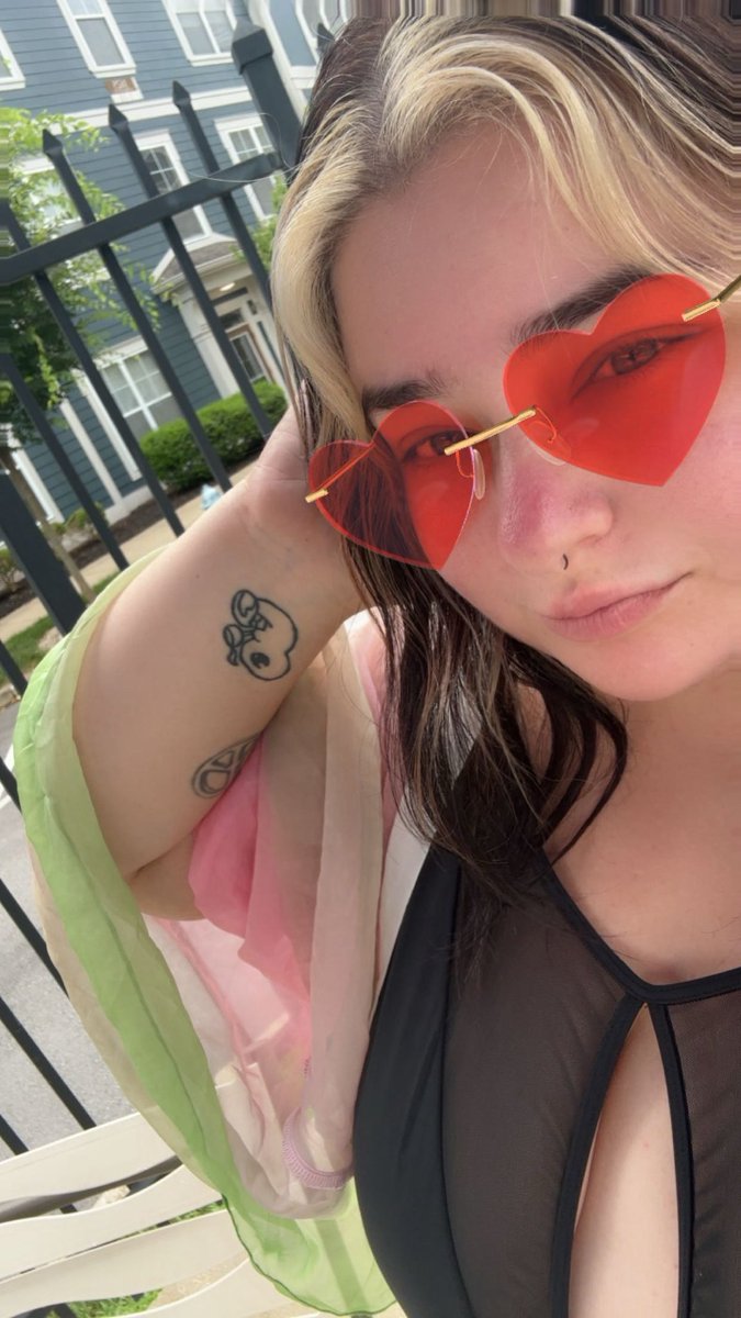 just moved to chicagoooo, who wants nudes? ❣️