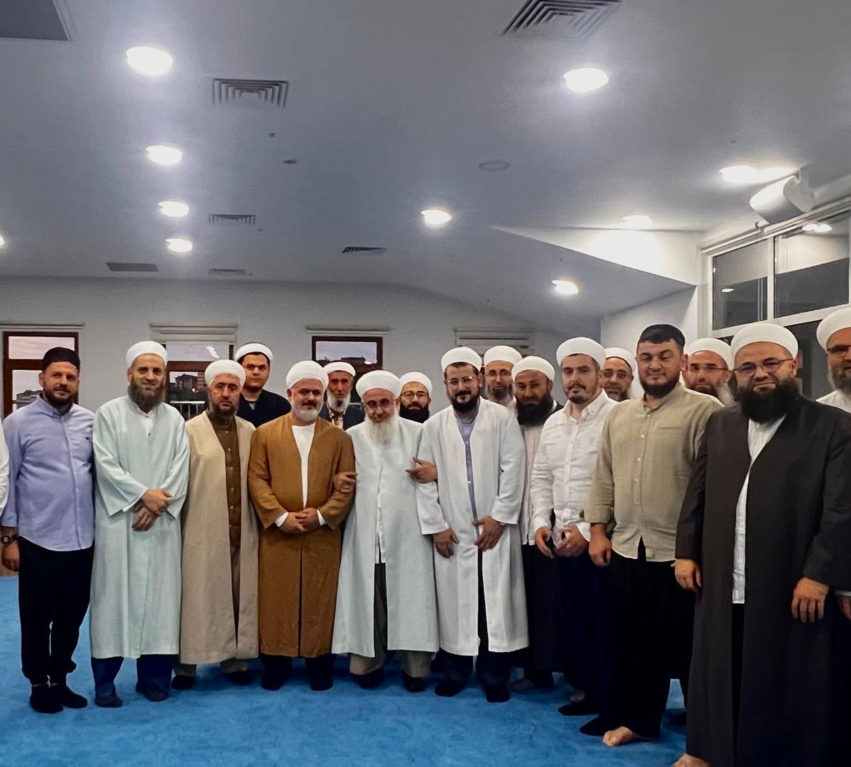 Vallahi suratları birebir masum Bayraktar'ın adamları ile aynı olmuş.
Düştükleri durum ibretlik.
Allahu Teala yüzlerinden nuru almış.

Sahte şeyhlerin peşine takılmanın alametleri böyle belirgin oluyor işte