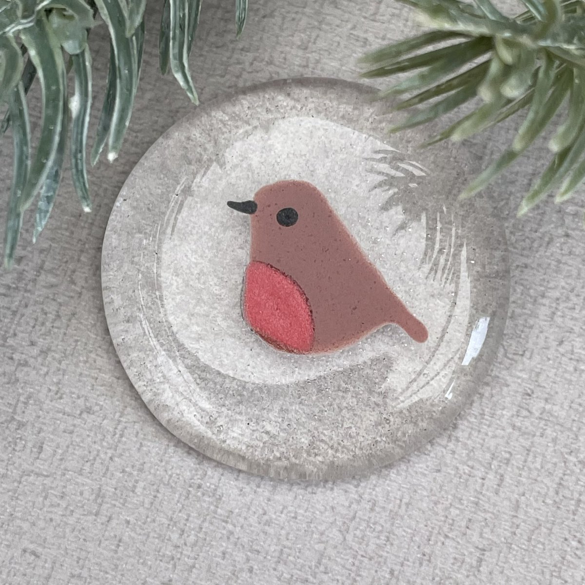 Adding a *tiny* bit of Christmas, sshhhh ☺️🎄

Pocket Robin Keepsake Tokens❤️

Button sized tokens to pop in a pocket, made using reclaimed glass. Sent in tiny organza bags of gold, silver and wine 🥰

blueberryglass.co.uk/products/pocke…