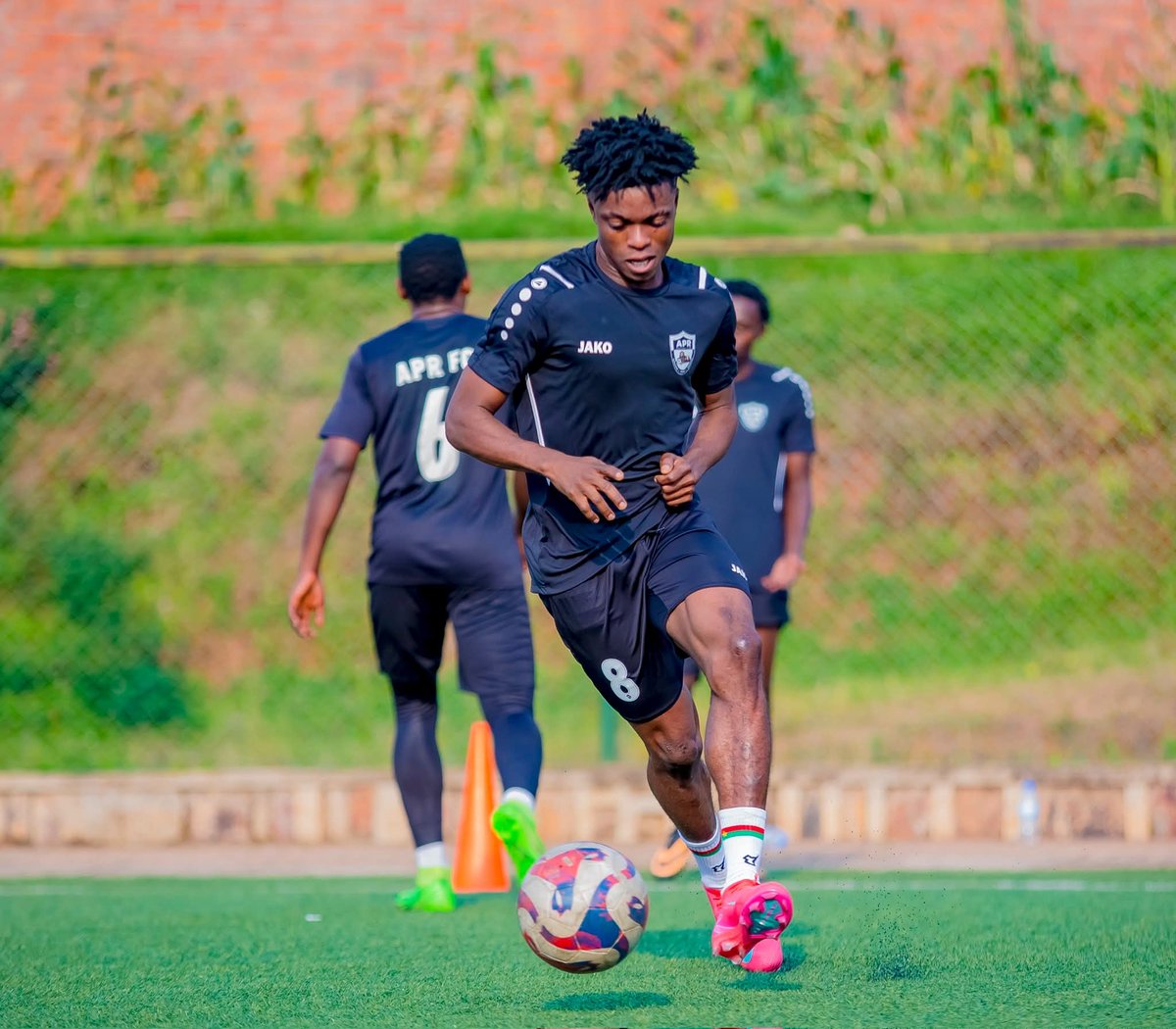 Le Burkinabé Memel Raouf Dao s'est entrainé pour la première fois avec son nouvel équipe, APR FC.

Umunya Burkina Faso Memel Raouf Dao yakoze imyitozo ya mbere muri APR FC.

#Rwanda #BurkinaFaso