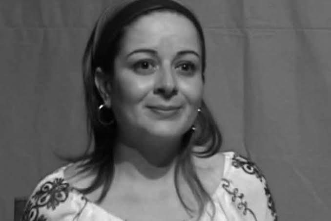 Ülkemin kadın şairleri bir başka sevdiğiniz dize hangisi sizin ?
Benim en çok;

Gözyaşlarım bitse tesbih tanelerim vardı
Tesbih tanelerim bitse gözyaşlarım...
Saydım, insanın doksan dokuz tane yalnızlığı vardı.

Didem Madak 

Şiir: Siz aşktan ne anlarsınız bayım ?