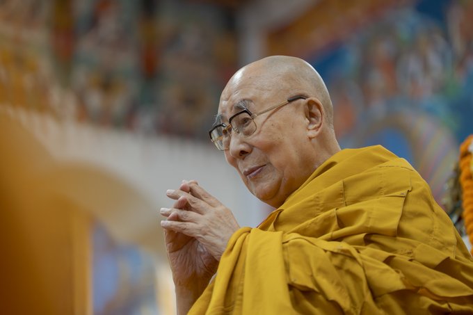 Hoje é aniversário de 90 anos do 14o Dalai Lama. Nesta semana, anunciou comitê que, após sua morte, identificará criança que será considerada sua reencarnação. Declaração importa por duas razões:

1-Em vários momentos, Dalai Lama havia insinuado que seria o último da linhagem que