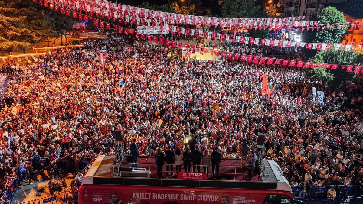 Genel Başkanımız Özgür Özel, Amasya Anıt Meydanı’nda düzenlediğimiz ‘Millet İradesine Sahip Çıkıyor’ mitinginde konuştu.

"Devletin şerefli yargı mensuplarını, bürokratlarını, vicdan sahibi siyasetçilerini, Amasya’nın hangi partiye oy verirse versin vicdan sahibi insanlarını