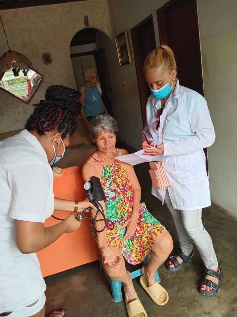 Desde el Consultorio médico popular 2, Las Garzas perteneciente al Centro de Diagnóstico Integral Juan Pablo Rojas se realiza casa a casa, Dra. Onadailet Martínez.  Dra. Sheila Rosa y Lic. Mayelin Labrada, atendiendo a la población venezolana
Estado Monagas
#CubaCoopera
