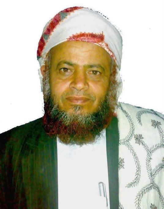 لايليق ب #أنصار_الله أن يقتلوا شهيد القرآن ومعلم كتاب الله #صالح_حنتوس لمجرد انتماءه للإخوان المسلمين!
من يقول أنه ينتصر ولاءً لله ولرسوله لايقع فى دماء أولياء الله ورسوله!
الإخوان المسلمون ليسوا أعداء لكم لو كنتم تعقلون،
الإخوان لكم منافسون شرفاء،
والمنافسون لاينحطون فى أخلاقهم