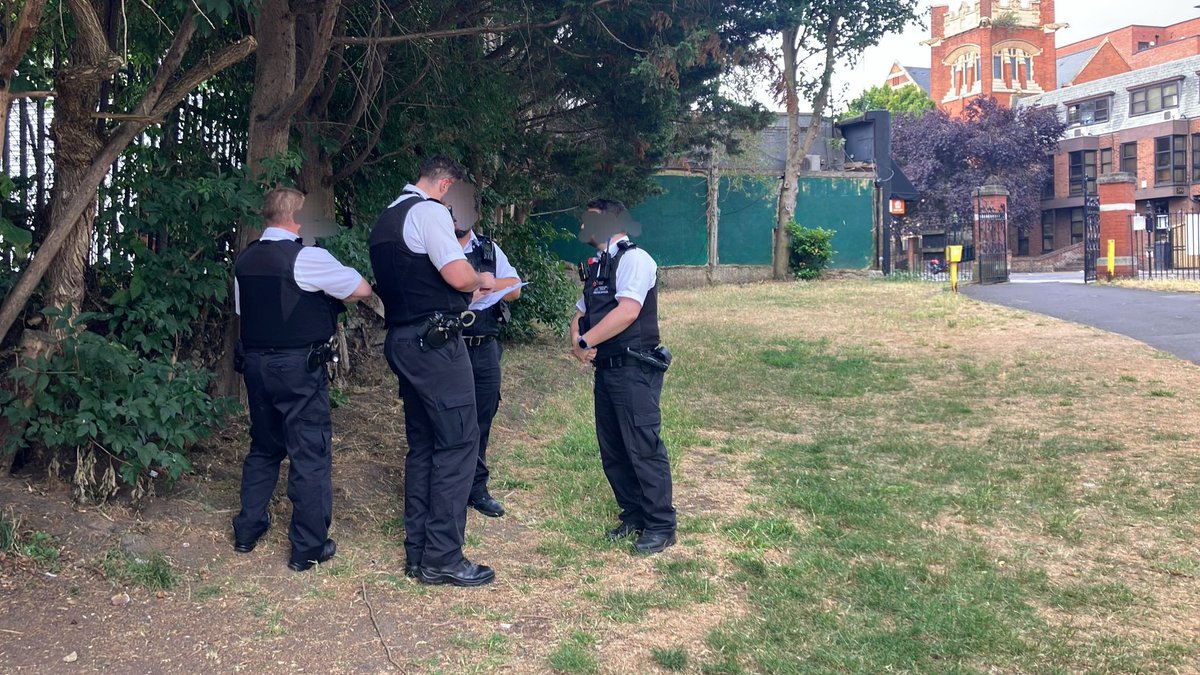 MPSValentines's tweet image. Today, @MPSValentines SNT teamed up with Ilford Town Centre Team for a weapon sweep in Valentine’s Park following reports of drug activity. Stop &amp;amp; searches were carried out and a Community Protection Warning issued. We’re committed to keeping the park safe.