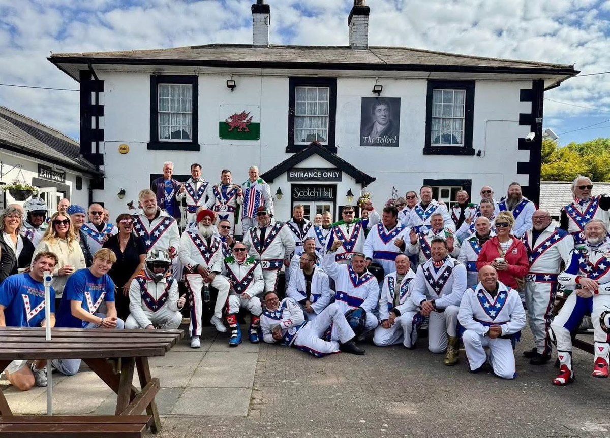 ⓇⒾⒹⒺ CYMRU MCC and the Evel Knievels charity event (@ridecymru) on Twitter photo The class of 2025.
With the children & grandchildren of Evel Knievel. <a href="/evelknievel/">Evel Knievel</a> The class of 2025.
With the children & grandchildren of Evel Knievel. <a href="/evelknievel/">Evel Knievel</a>