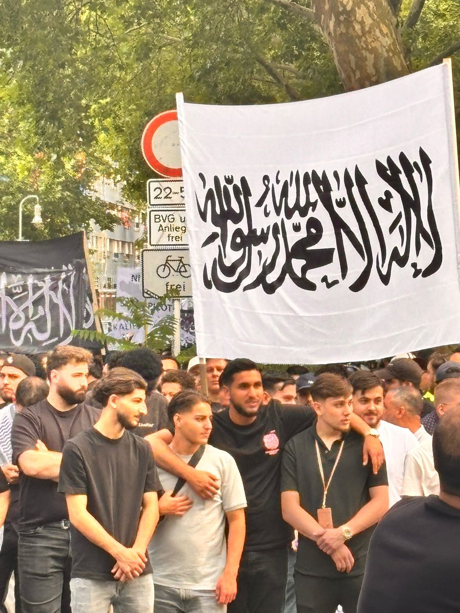 🧭 Berlin'de Gazze çağrısı: “Müslüman ordular harekete geçsin!”

- Berlin'de düzenlenen Filistin yanlısı eylemde, Müslüman ülke ordularına Gazze'yi kurtarmak için harekete geçme çağrısı yapıldı.

#Gazze #Berlin #Almanya #HodriMeydan